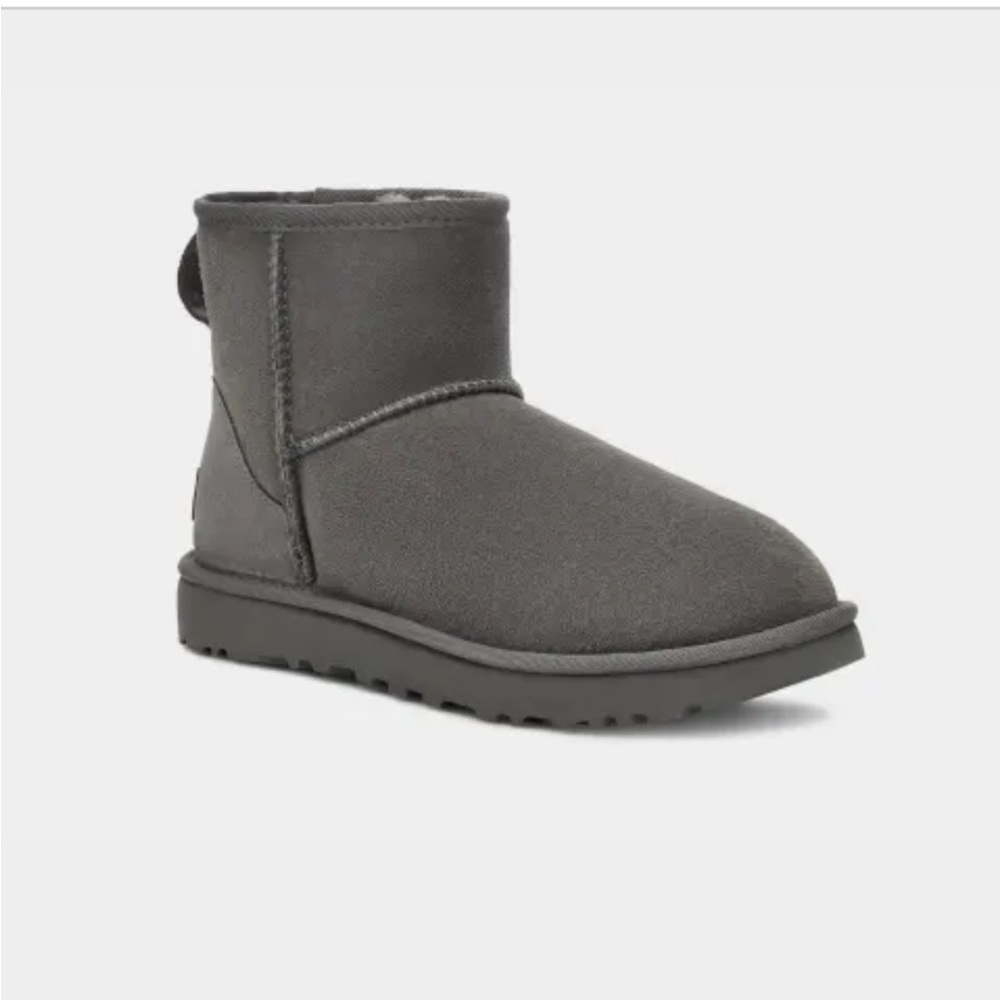 UGG Classic Mini II Boot Size 9 only worn once, got a different color, dont need